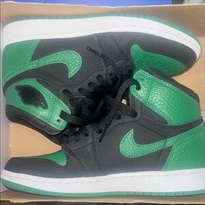 Jordan 1 Retro High
Pine Green Black 💚🖤